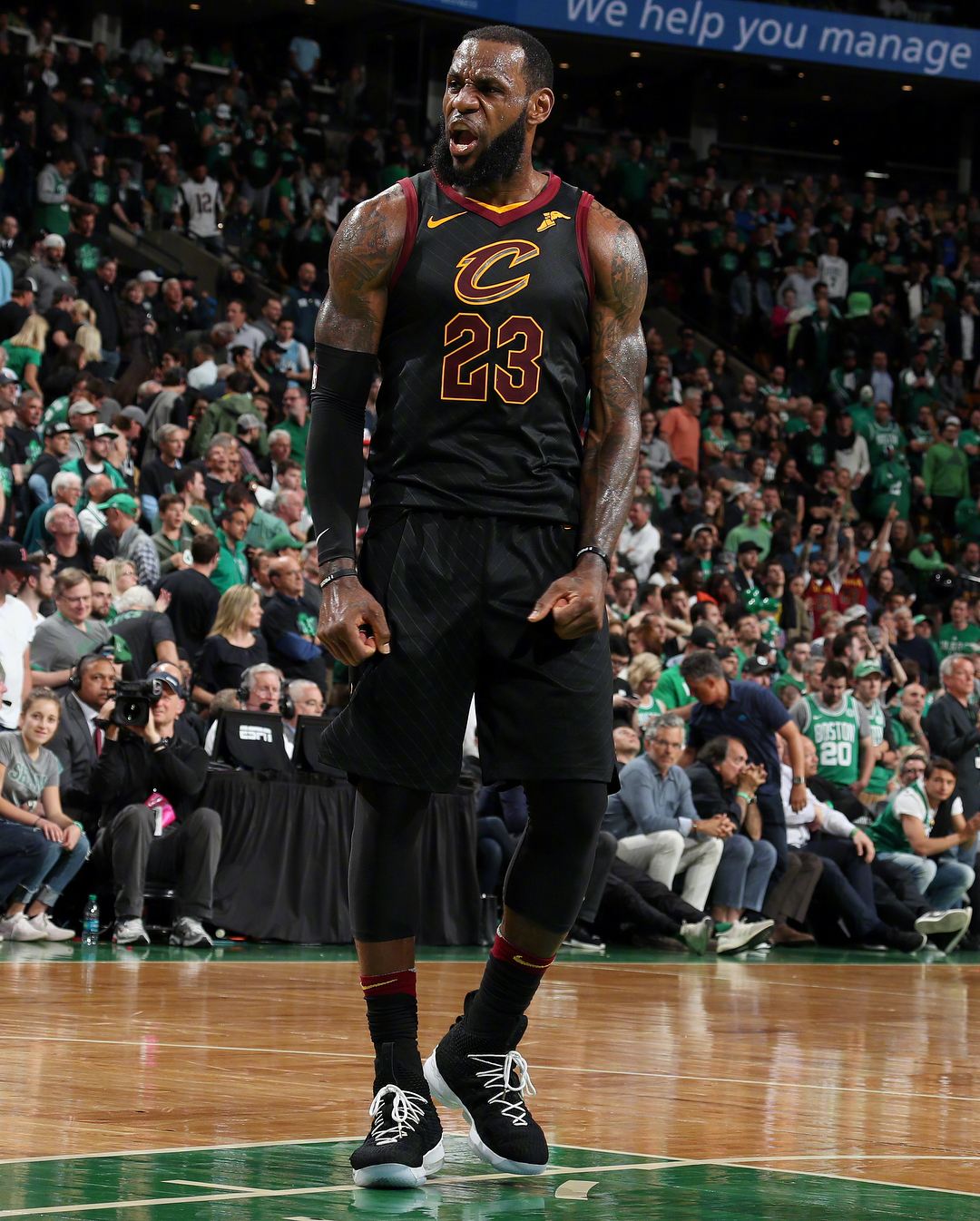 世体：克里斯滕森伤势有所好转，今天他进行了场地训练（世体：克里斯滕森伤势见改善，今日重返场地进行训练）