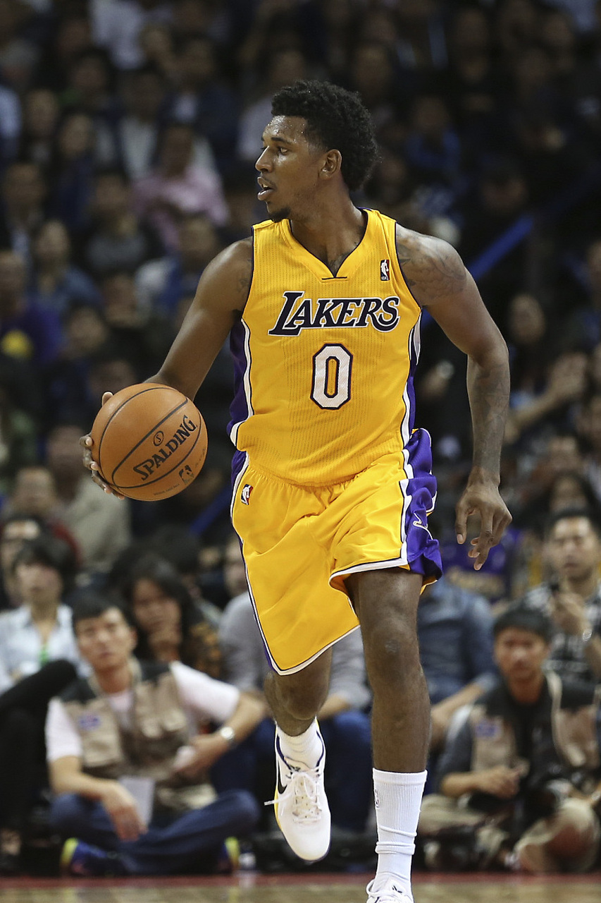 东契奇34+12+7独享历史第1，艾顿两双里夫斯33分，湖人轻取鹈鹕（东契奇34+12+7升至历史第一，艾顿两双、里夫斯33分，湖人轻松击败鹈鹕）