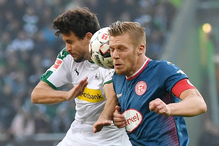 慎入，尼日利亚超比赛中一球员被对方球迷冲进场内割喉