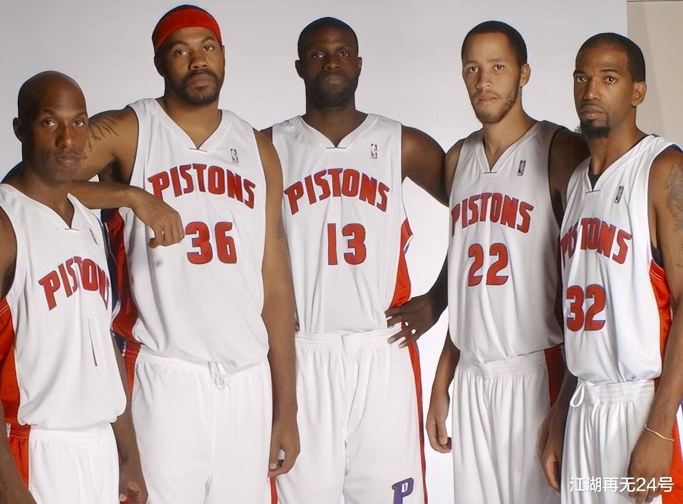 曼联客场4-1胜狼队，B费2射1传，取得3轮不败，积分追平切尔西，排名升至第六。（曼联客场4-1大胜狼队，B费双响+助攻，联赛三轮不败，积分追平切尔西升至第六位）