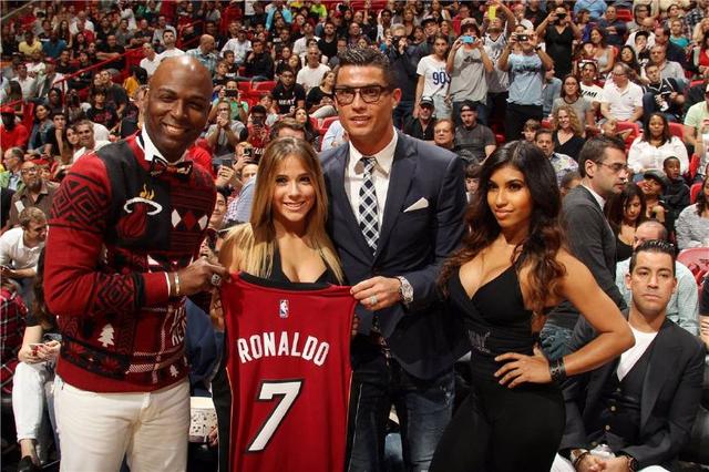 半场战报：梅州0-2英博，杨铭锐破门，毕津浩建功（半场：英博2-0领先梅州，杨铭锐、毕津浩相继破门）